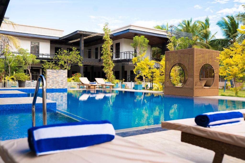 Poolside loungers